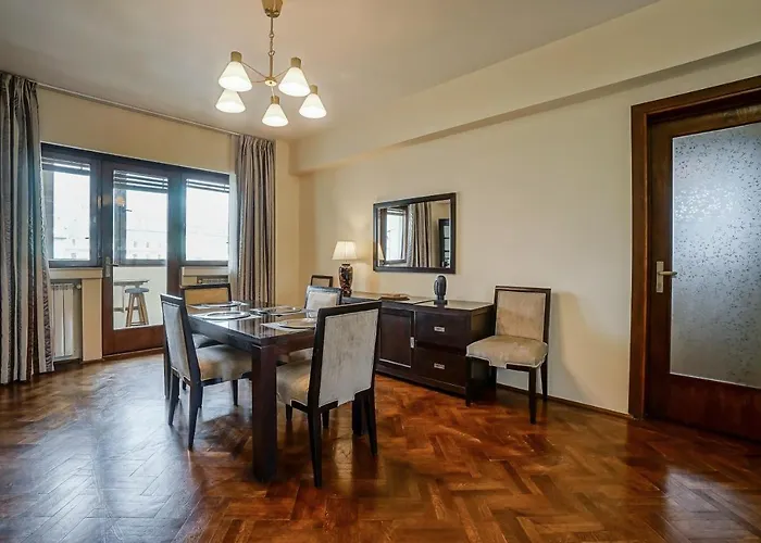 Lovely - 3 Bdr. Serviced Apartment In Old Town