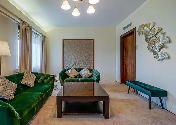 Lovely - 3 Bdr. Serviced Apartment In Old Town