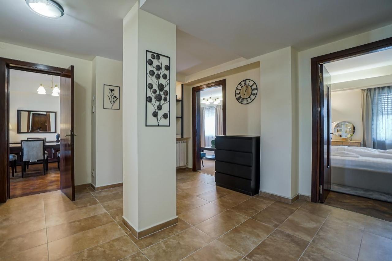 Lovely - 3 Bdr. Serviced In Old Town Apartment Bucharest