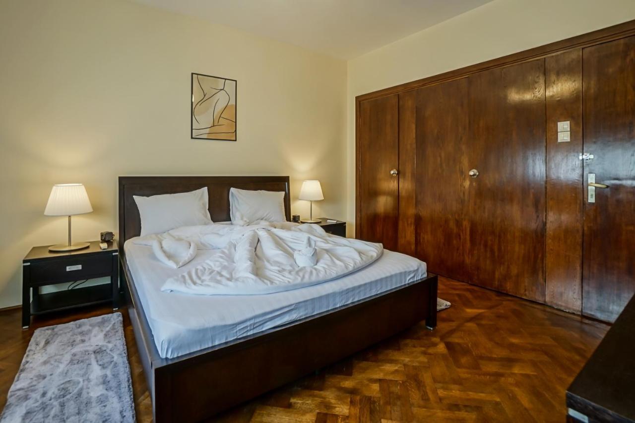 Lovely - 3 Bdr. Serviced In Old Town Apartment Bucharest