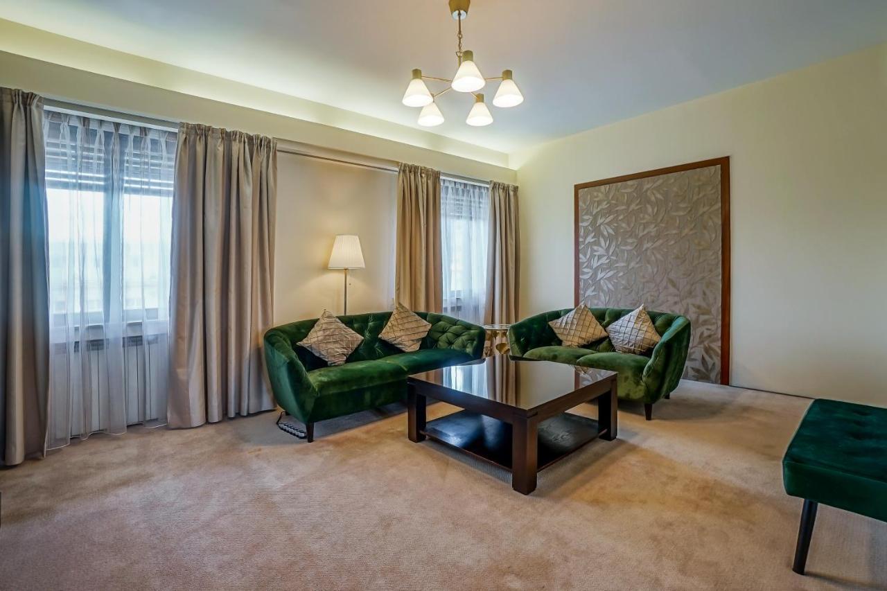 Lovely - 3 Bdr. Serviced In Old Town *